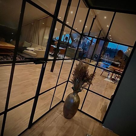 Mysig lägenhet med öppen planlösning på hästgård. Ljung Exteriör bild
