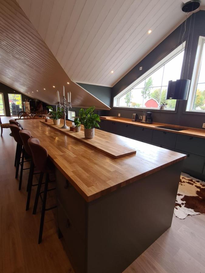 Mysig lägenhet med öppen planlösning på hästgård. Ljung Exteriör bild