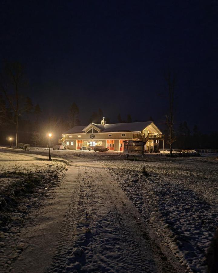 Mysig lägenhet med öppen planlösning på hästgård. Ljung Exteriör bild