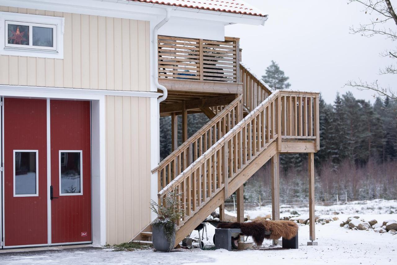 Mysig lägenhet med öppen planlösning på hästgård. Ljung Exteriör bild