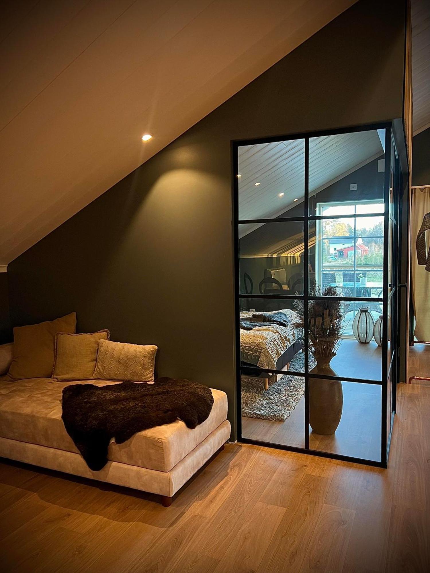 Mysig lägenhet med öppen planlösning på hästgård. Ljung Exteriör bild